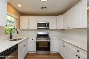 598B Lake Point Dr, Lakewood, NJ 08701 - Photo 4