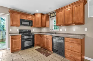 23 Oakland Mills Rd, Manalapan Township, NJ 07726 - Photo 10