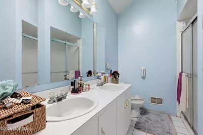 38 Kentucky Way, Freehold, NJ 07728 - Photo 18