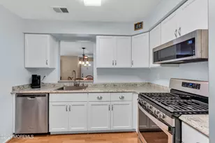 121 Dumbarton Hill Ct, Aberdeen Township, NJ 07747 - Photo 4