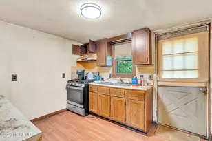 712 Monmouth Pkwy, North Middletown, NJ 07748 - Photo 8