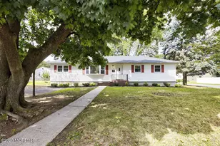560 Garrett Hill Blvd, Belford, NJ 07718 - Photo 2