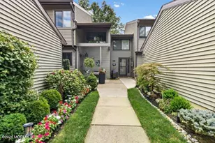 38 Berkshire Ct, Red Bank, NJ 07701 - Photo 2
