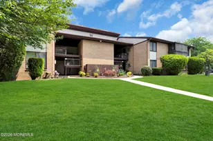 39 Meadow Green Cir, Manalapan Township, NJ 07726 - Photo 2
