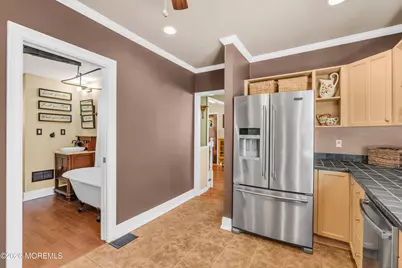 542 Clinton Avenue, Belford, NJ 07718 - Photo 16