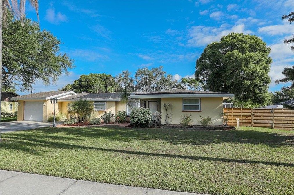 2253 Florinda St, Sarasota FL  34231-4414 exterior