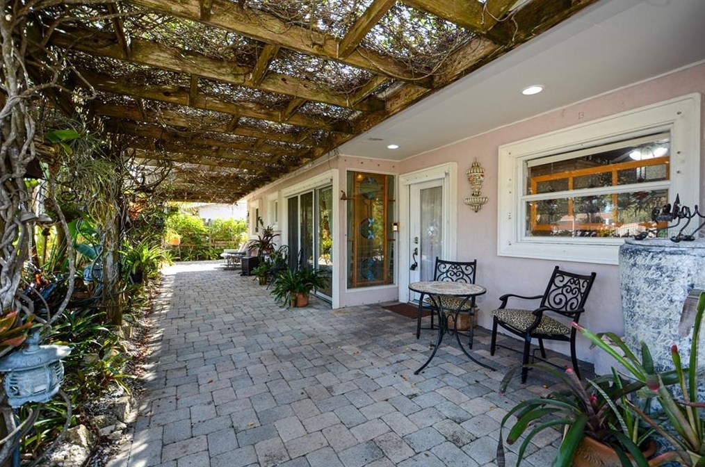 338 Avenida Milano, Sarasota, FL 34242-1517