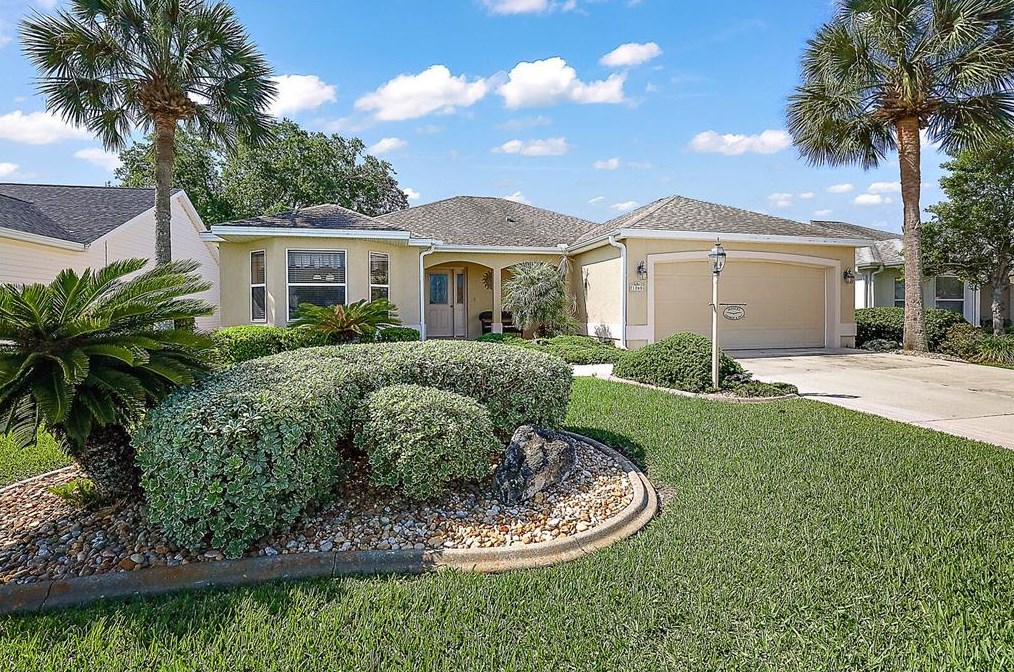 1208 Camero Dr, Lady Lake, FL 32159-8554