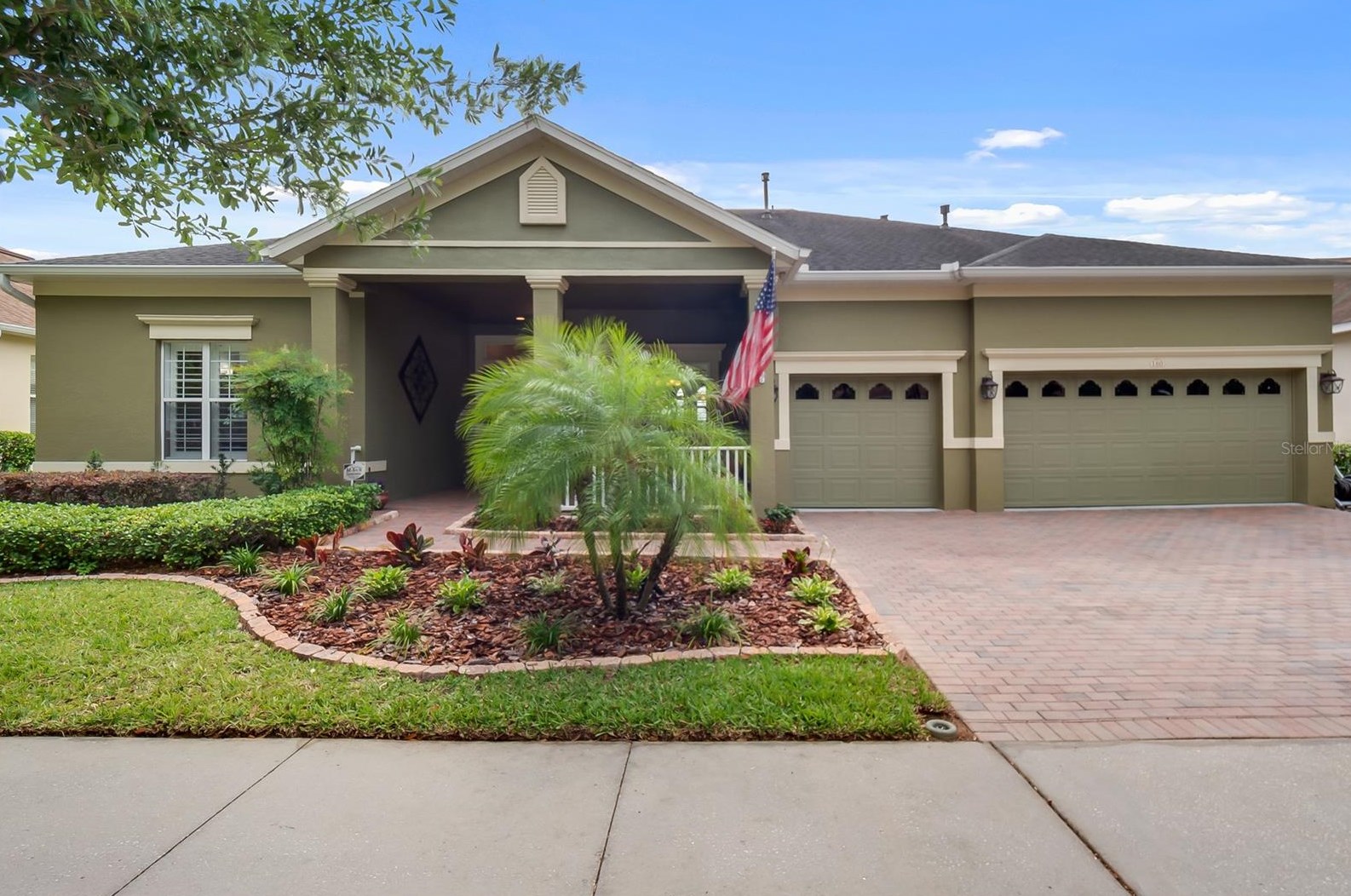 180 Crepe Myrtle Dr, Groveland, FL 34736-3605