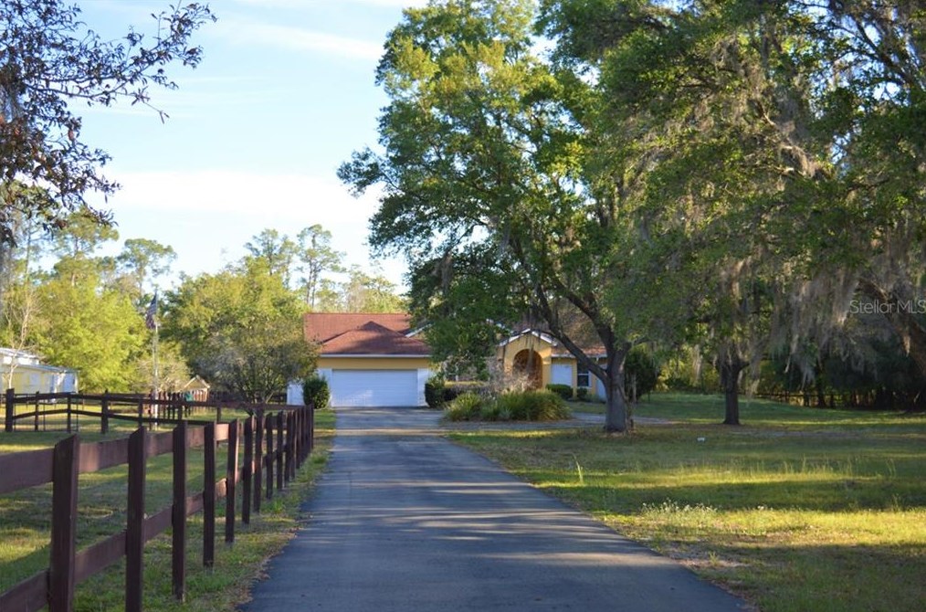 28711 Lindenhurst Dr, Zephyrhills, FL 33544-2869