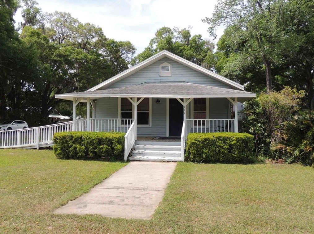 124 1st St, Williston, FL 32696-2102