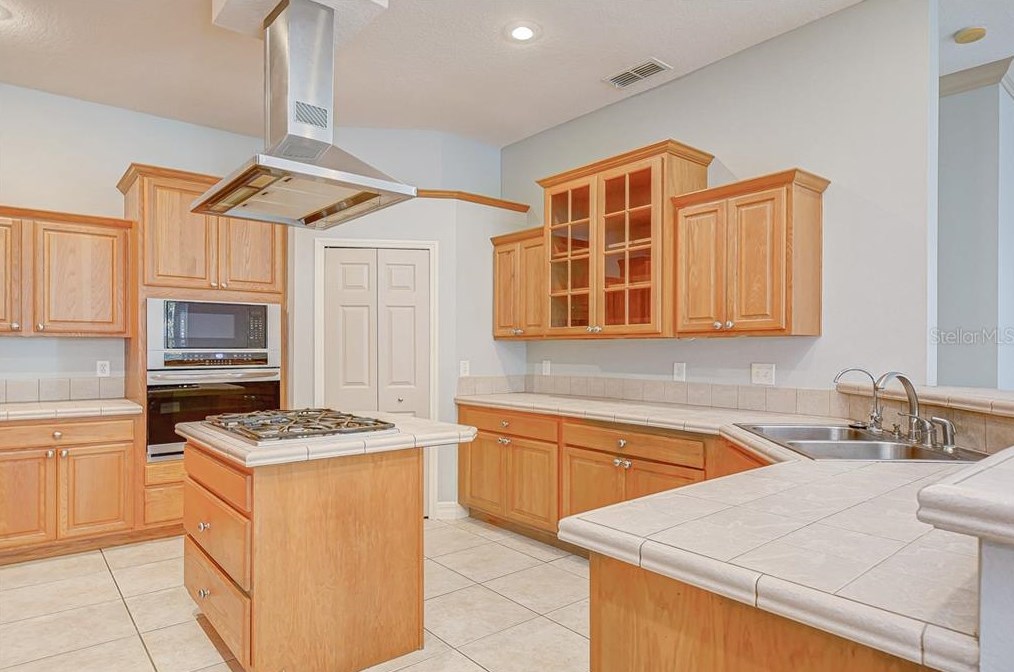 8304 Bob Wiggs Ave, Lithia FL  33547-2236 exterior