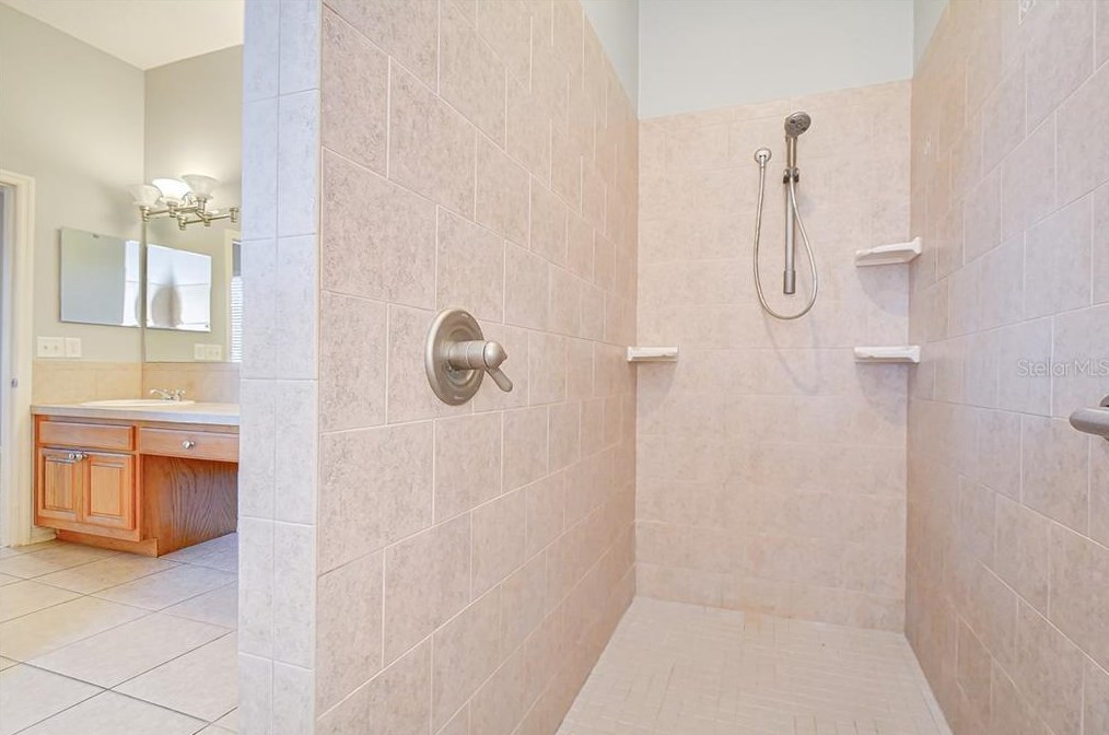 8304 Bob Wiggs Ave, Lithia FL  33547-2236 exterior