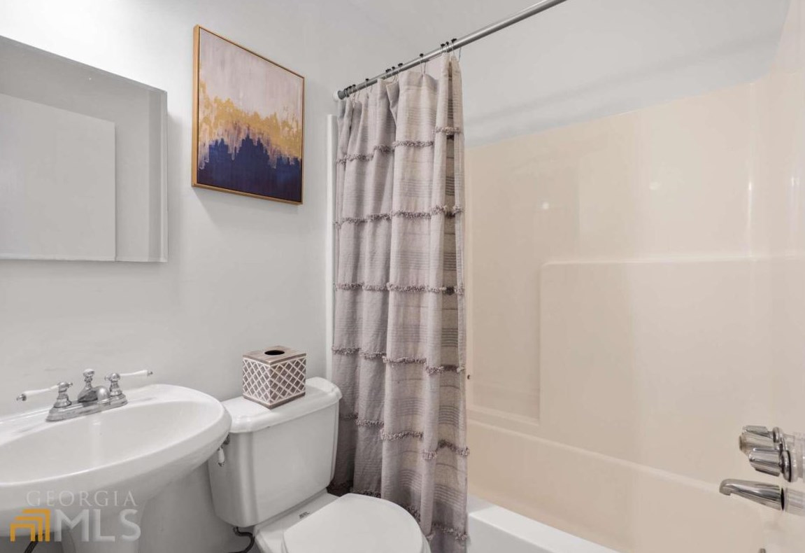 2665 Northside Dr, Atlanta GA  30305-3515 exterior