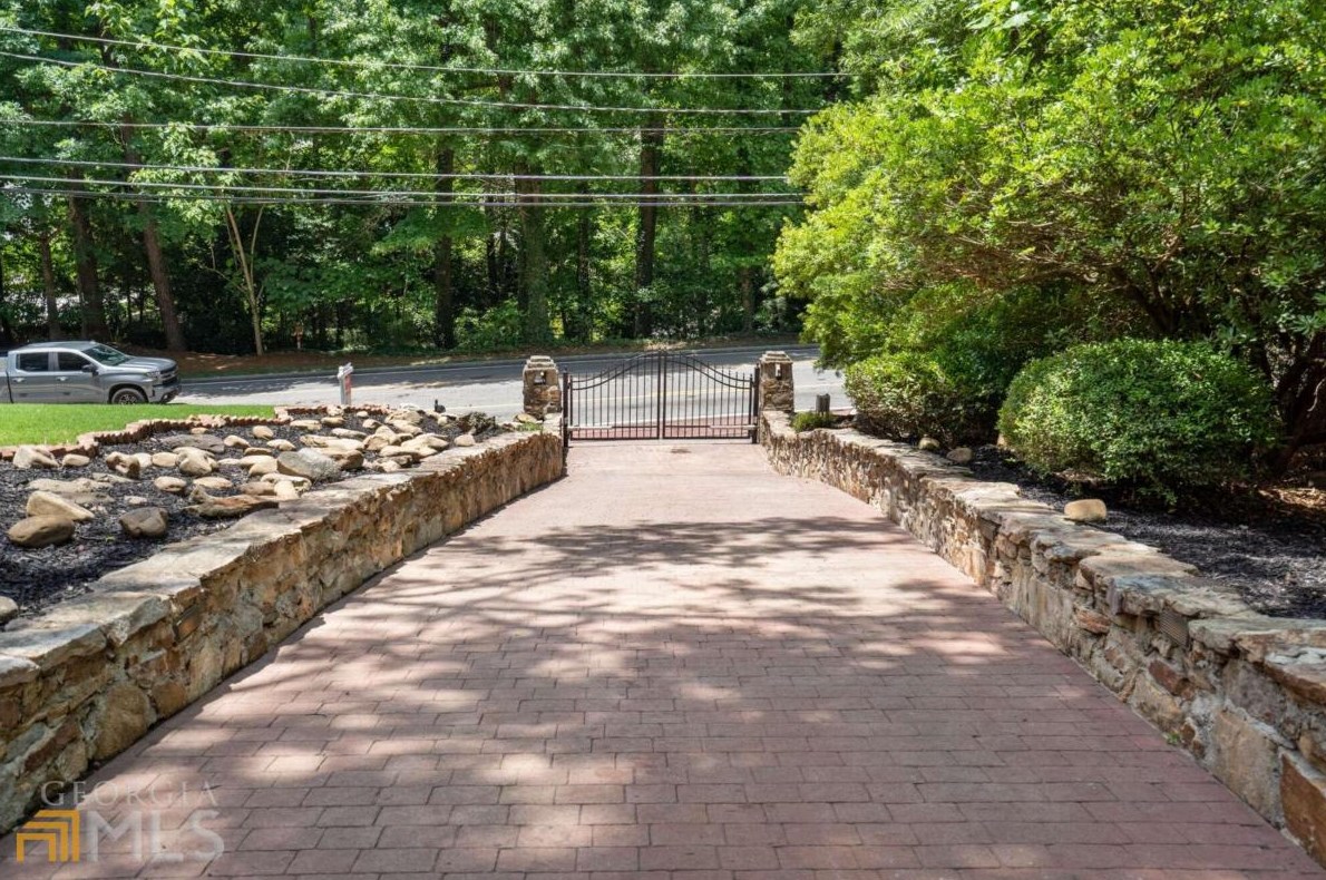 2665 Northside Dr, Atlanta GA  30305-3515 exterior