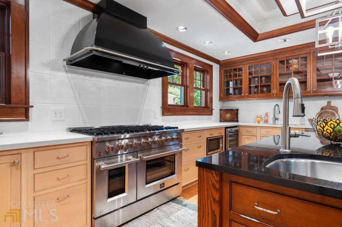 2665 Northside Dr, Atlanta GA  30305-3515 exterior