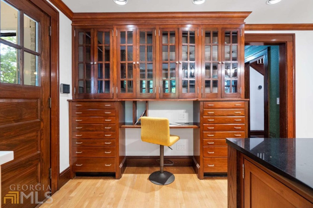 2665 Northside Dr, Atlanta GA  30305-3515 exterior