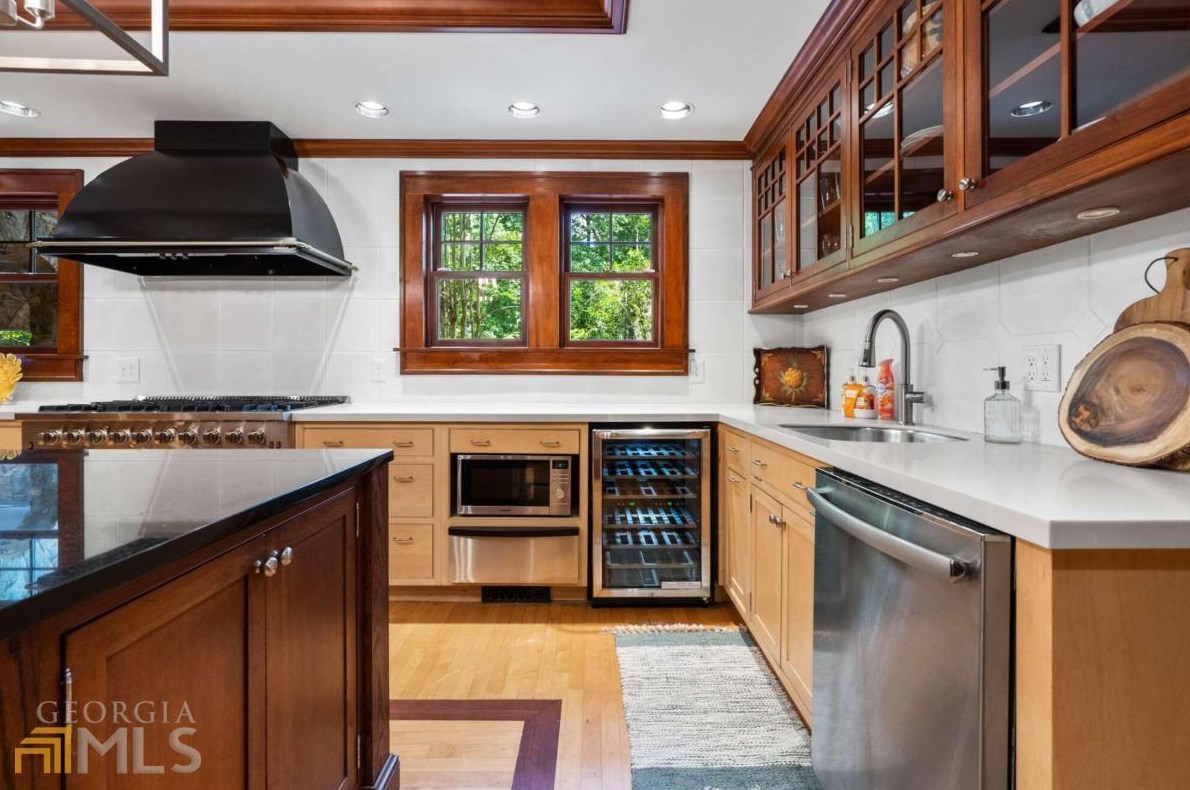 2665 Northside Dr, Atlanta GA  30305-3515 exterior