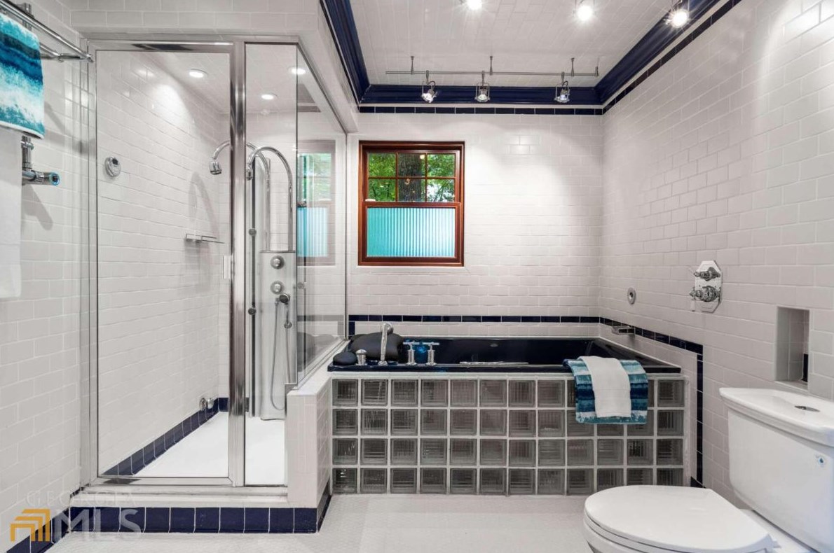 2665 Northside Dr, Atlanta GA  30305-3515 exterior