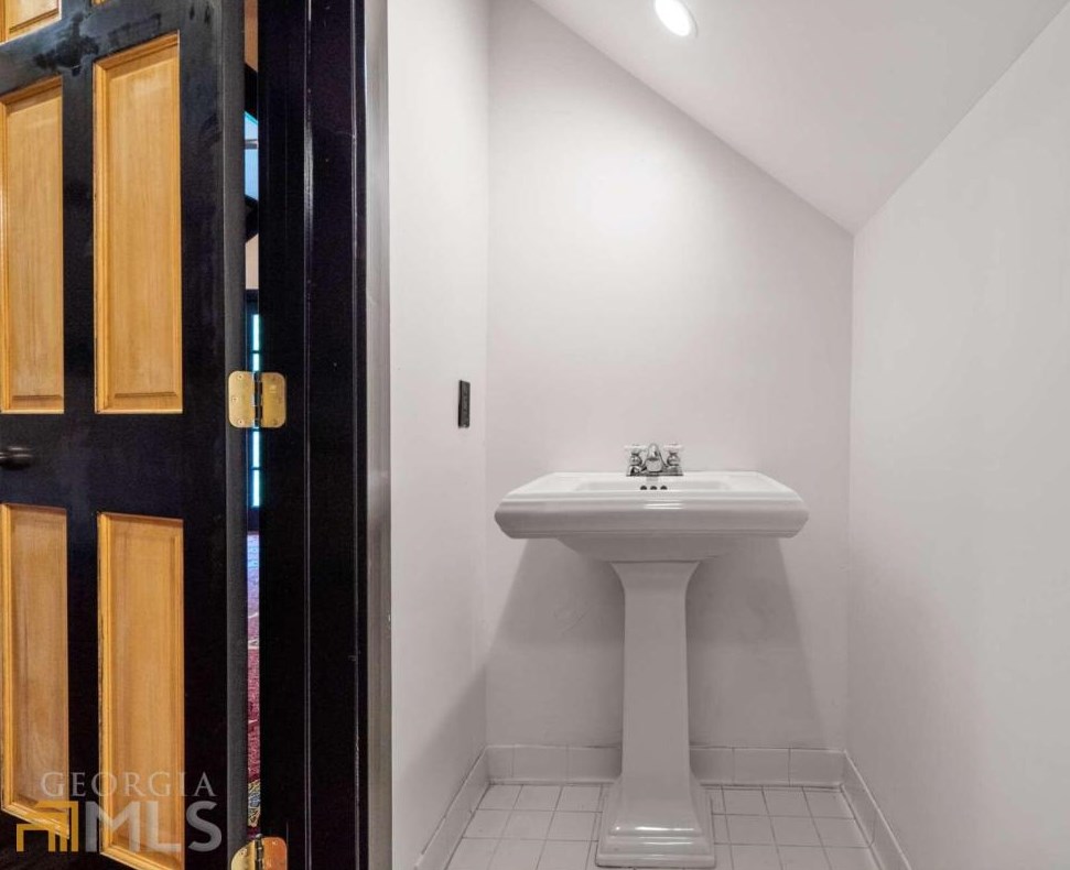 2665 Northside Dr, Atlanta GA  30305-3515 exterior