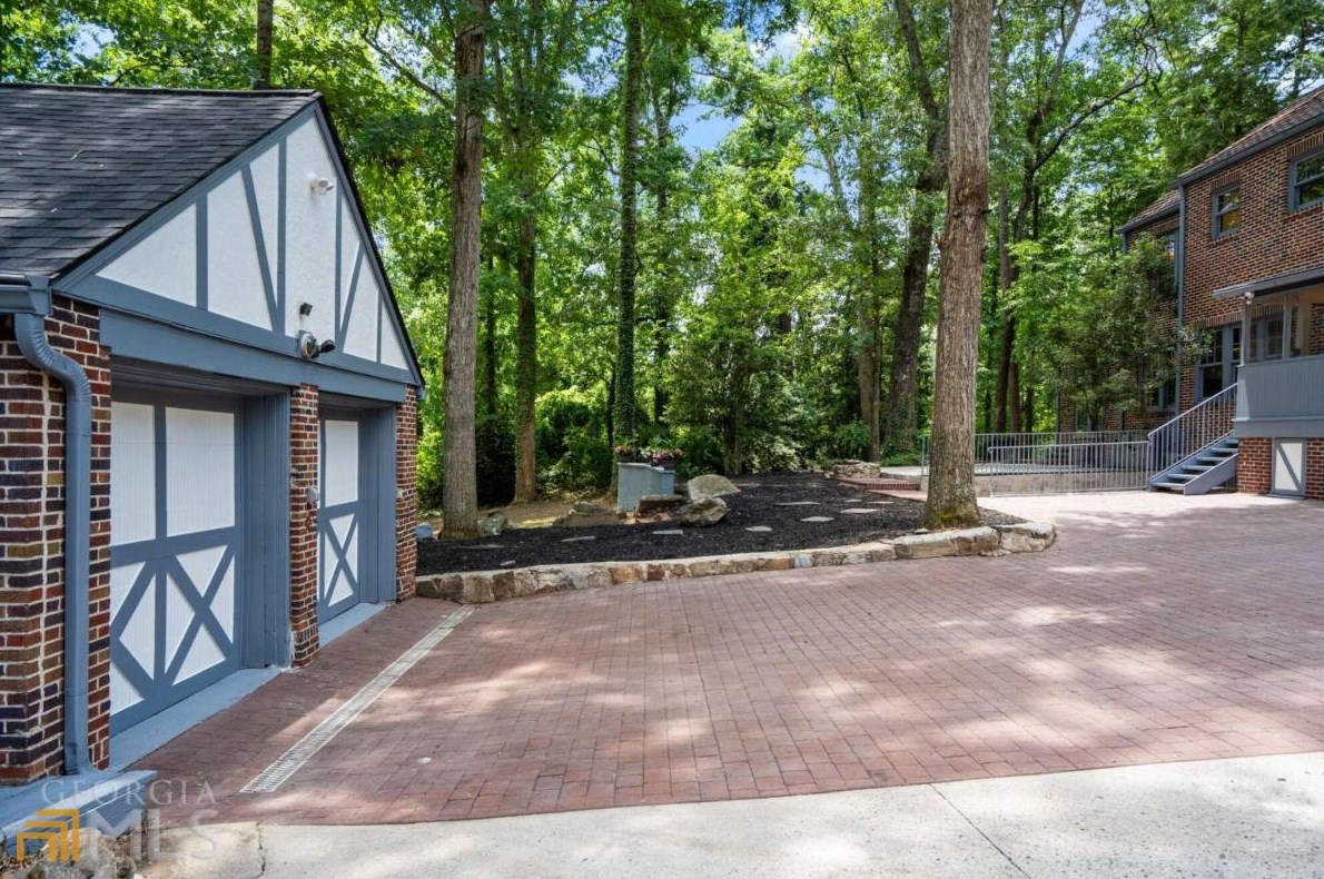 2665 Northside Dr, Atlanta GA  30305-3515 exterior