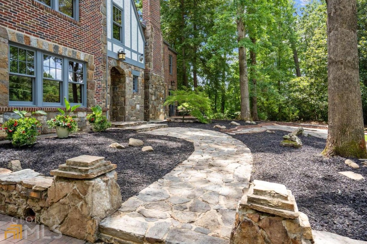 2665 Northside Dr, Atlanta GA  30305-3515 exterior