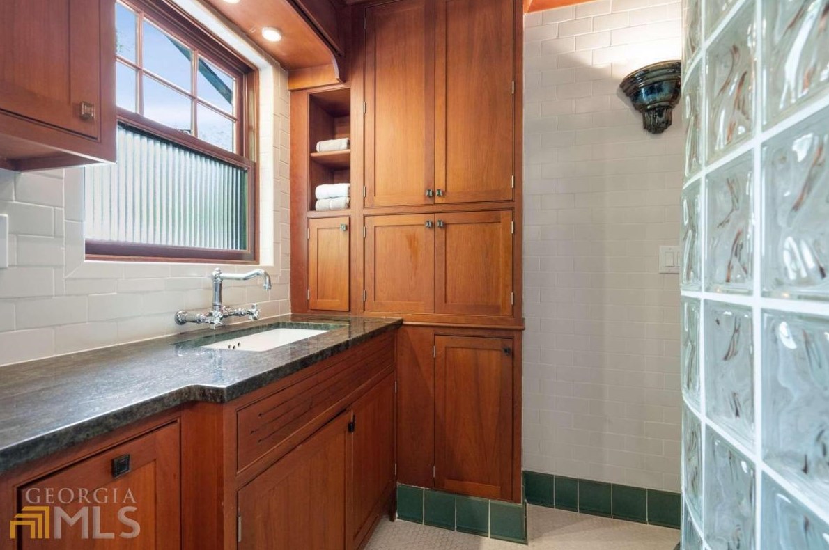 2665 Northside Dr, Atlanta GA  30305-3515 exterior