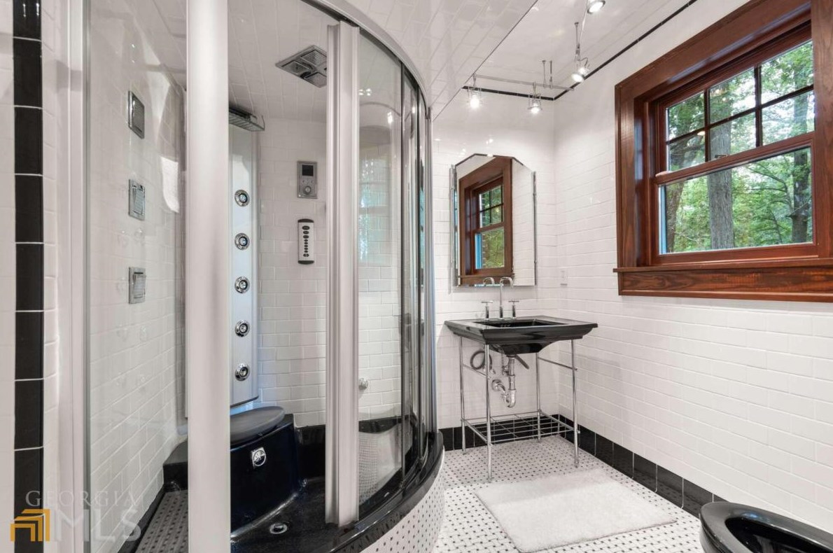 2665 Northside Dr, Atlanta GA  30305-3515 exterior