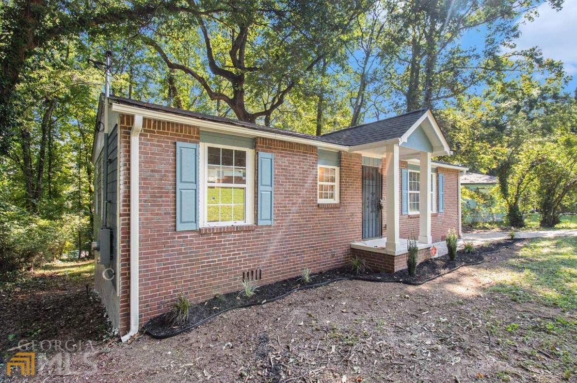 1076 Rebel Forest Dr, Atlanta, GA 30315-8623