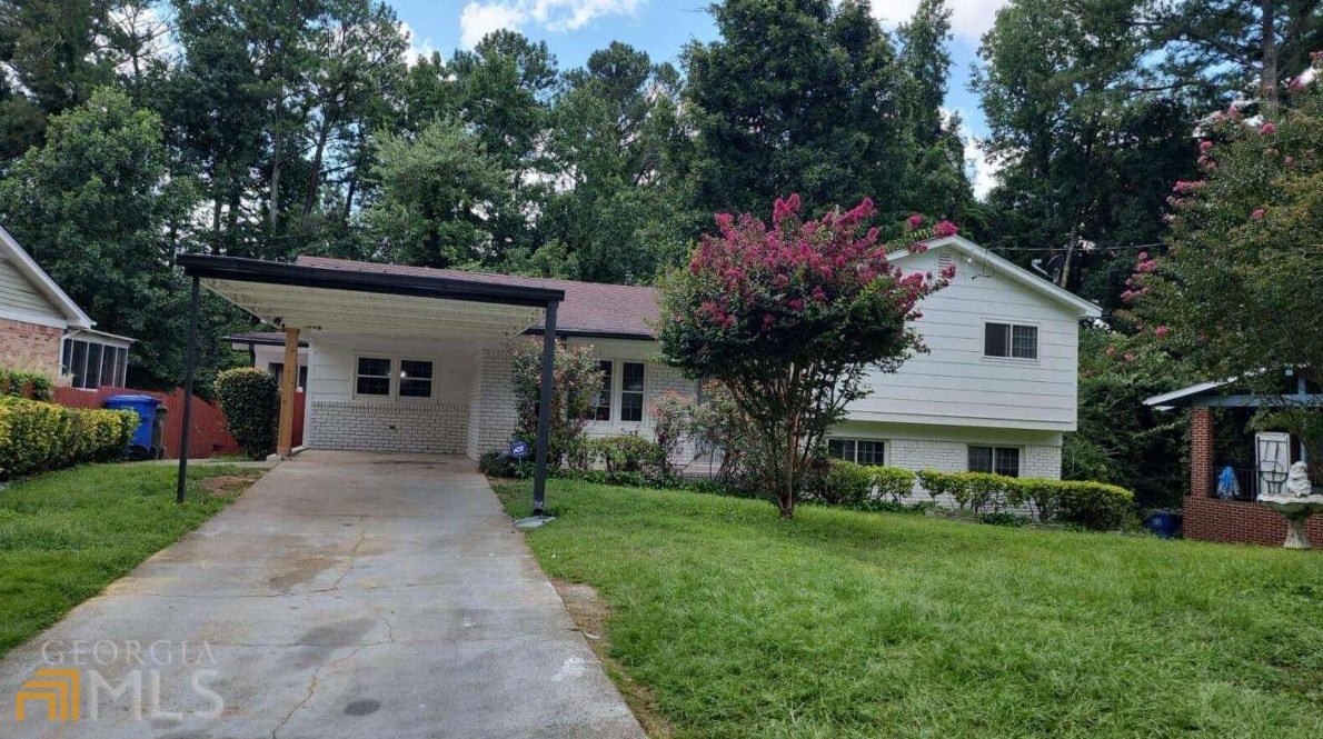 2984 Peek Rd, Atlanta GA  30318-6077 exterior