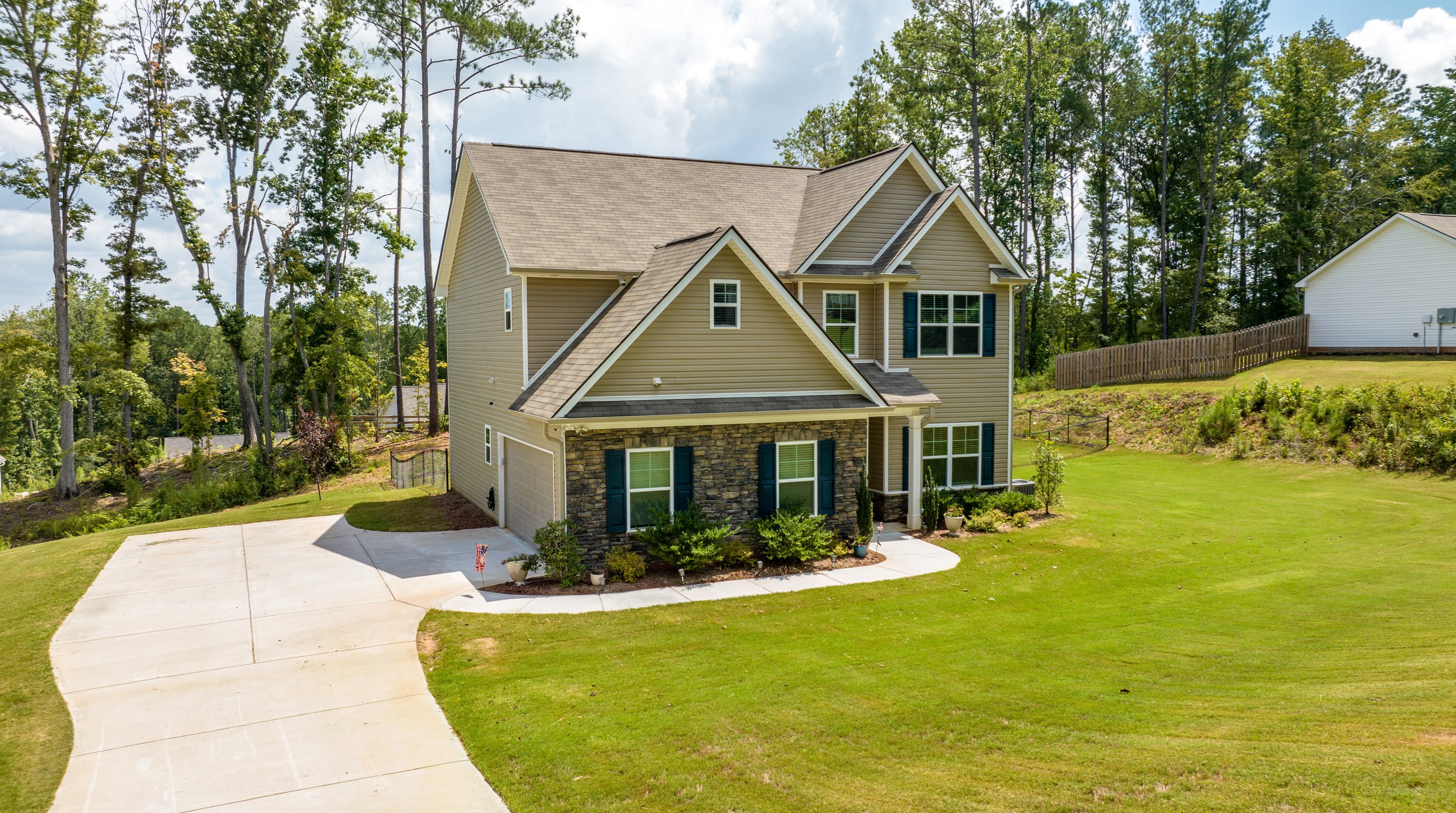 201 Dogwood Ln, Newnan, GA 30263-5561