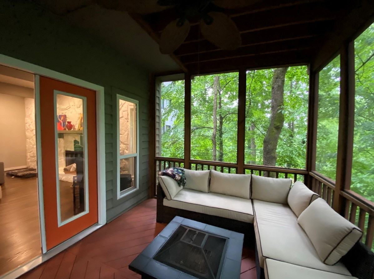 220 Wessex Ct, Atlanta GA  30328-2664 exterior