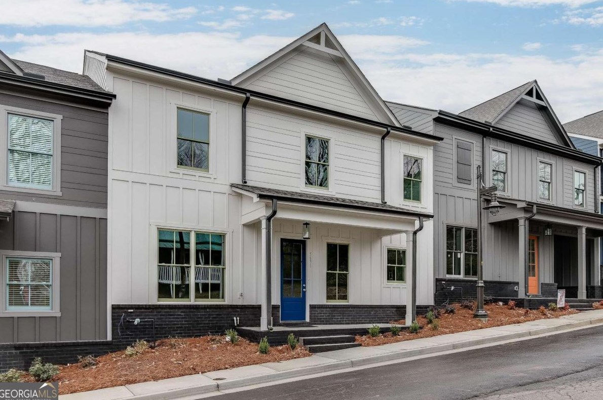 5631 Pine St, Flowery Branch, GA 30542-3288