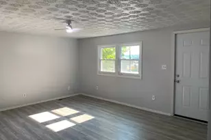 342 Phillips Cir, Royston, GA 30662 - Photo 2