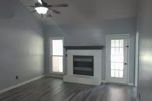 113 Wellington Dr, Lagrange, GA 30241 - Photo 2