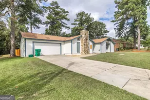 221 Gilchrist Dr, Warner Robins, GA 31093 - Photo 2