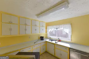 3049 Cloverhurst Dr, East Point, GA 30344 - Photo 4