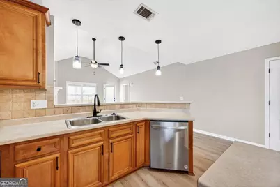 402 Latham Drive, Warner Robins, GA 31088 - Photo 12