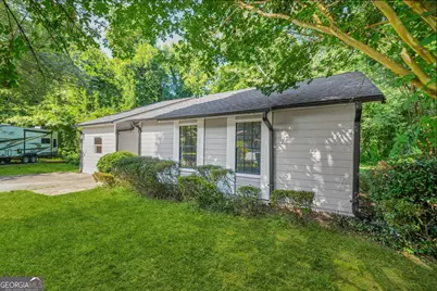 3909 S Creek Court, Stone Mountain, GA 30083 - Photo 4