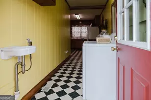 205 Matthews St, Barnesville, GA 30204 - Photo 16