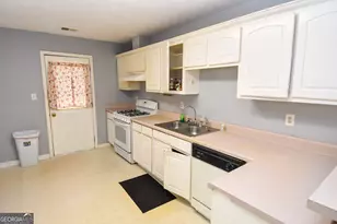 120 Park Pl, Barnesville, GA 30204 - Photo 8