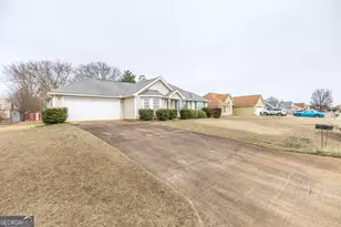 1560 Sweetwater Dr, Warner Robins, GA 31088 - Photo 2