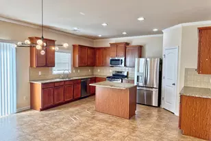 402 Sweetwood Ct, Lagrange, GA 30241 - Photo 2