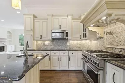 7611 Regency Circle, Sandy Springs, GA 30350 - Photo 10