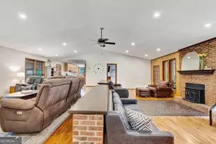 354 Woodcrest Dr, Sharpsburg, GA 30277 - Photo 2