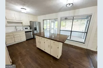 124 Creekview Drive, Woodstock, GA 30188 - Photo 2