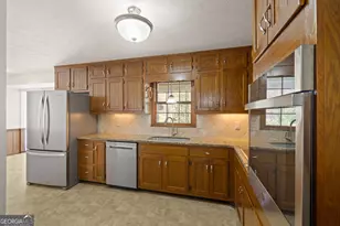 1055 Hunterhill Dr, Roswell, GA 30075 - Photo 16