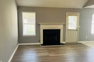 405 Peeks Crossing Dr, Senoia, GA 30276 - Photo 2