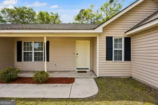 302 Watts St, Saint Marys, GA 31558 - Photo 4