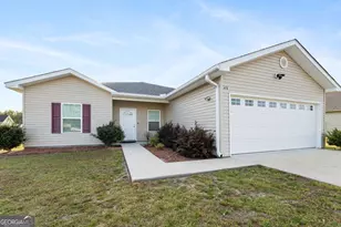 672 Lakeside Cir, Baxley, GA 31513 - Photo 2